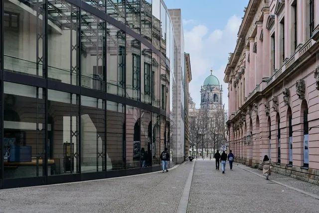 Calle de Berlín con peatones y edificios